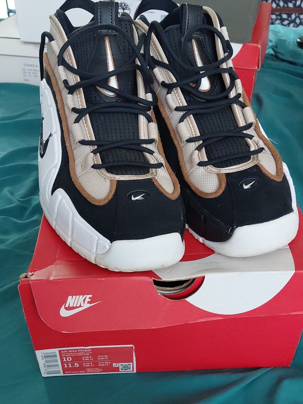 Nike Men’s Black, Tan, and White Retro Sneakers Air Max Penny